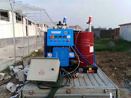 豬舍保溫聚氨酯材料用什么噴涂機(圖2) 豬舍養殖場頂棚保溫聚氨酯噴涂施工