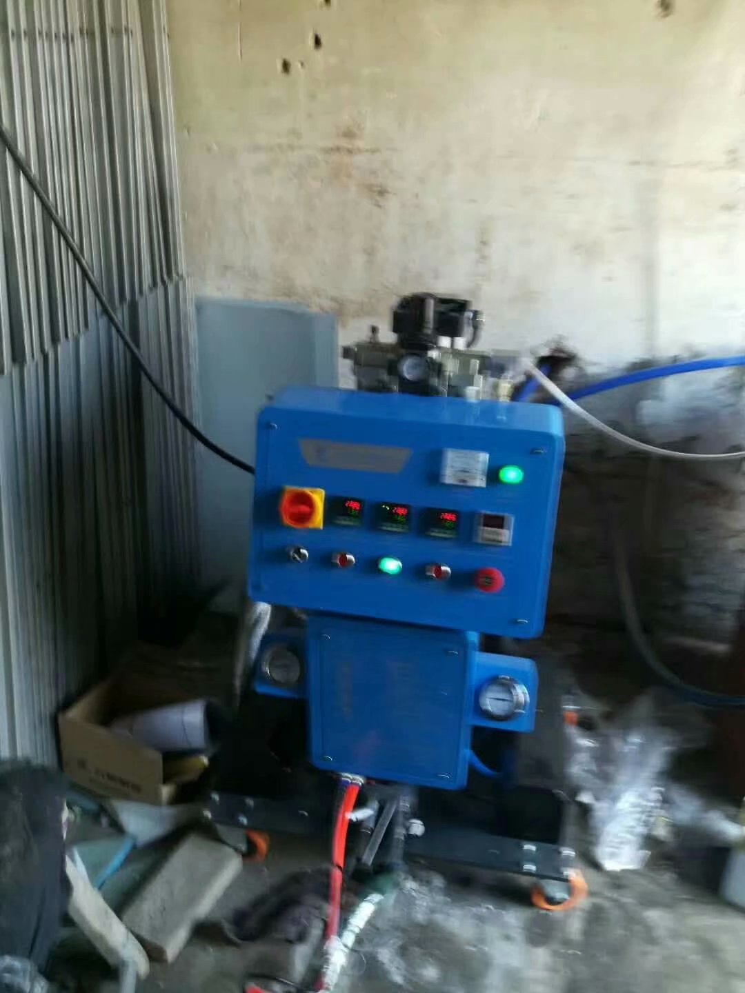 養(yǎng)殖場保溫用的聚氨酯施工大概多少錢一平方?(圖3) 養(yǎng)殖場聚氨酯施工噴涂機