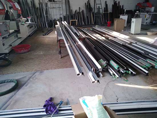 鋁型材聚氨酯隔熱澆注門窗保溫噴涂機(jī)(圖1) 鋁型材聚氨酯隔熱澆注門窗保溫噴涂