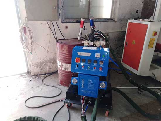 鋁型材聚氨酯隔熱澆注門窗保溫噴涂機(jī)(圖2) Q2600D鋁型材聚氨酯隔熱澆注門窗保溫噴涂機(jī)