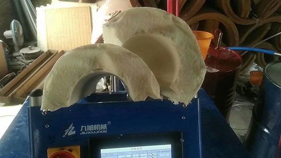 PLC多工序聚氨酯發(fā)泡機(jī) 瓦殼澆注 門(mén)板填充(圖2) PLC多工序聚氨酯發(fā)泡機(jī)瓦殼澆注