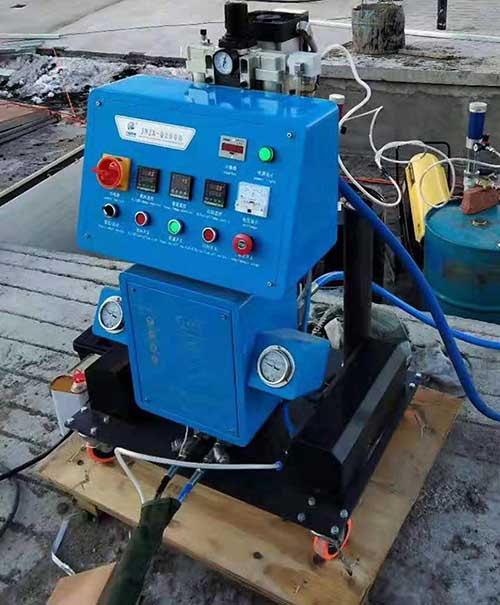 聚氨酯車輛內(nèi)飾頂棚噴涂發(fā)泡保溫(圖1) Q2600小型聚氨酯噴涂機