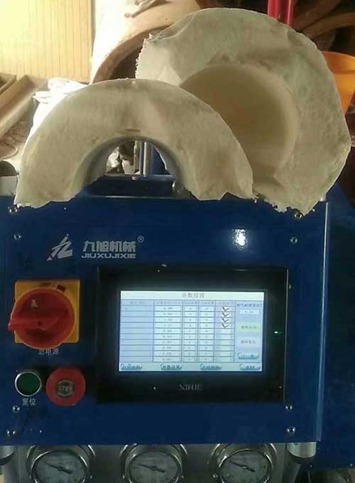 聚氨酯保溫材料發泡機器(圖1) 瓦殼聚氨酯保溫材料發泡機器