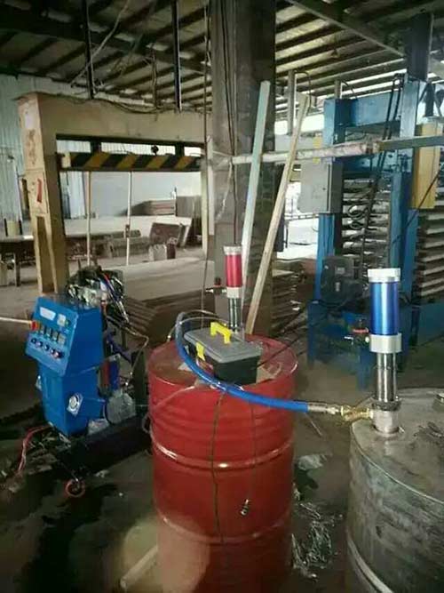 防盜門門框填充材料 防盜門聚氨酯填充噴涂機(jī)(圖1) Q2600防盜門門框填充材料 防盜門聚氨酯填充噴涂機(jī)