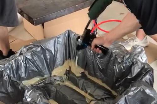 現場發泡包裝緩沖泡沫澆注聚氨酯機器(圖2) 現場發泡包裝緩沖泡沫澆注聚氨酯案例