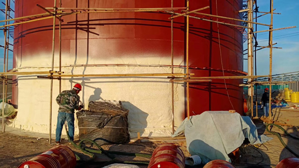 聚氨酯發(fā)泡用到哪些設(shè)備(圖2) 聚氨酯發(fā)泡罐體保溫案例