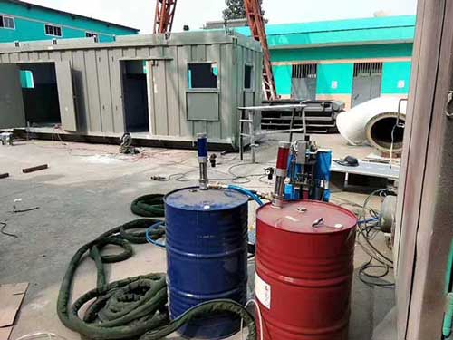 集裝箱活動房保溫隔熱聚氨酯噴涂機(圖2) 集裝箱活動房保溫隔熱聚氨酯噴涂案例