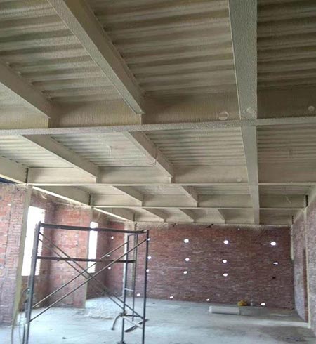 聚氨酯保溫發泡機設備A料B料施工效率高(圖2) 冷庫聚氨酯保溫發泡機施工現場